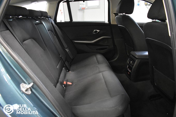 BMW 318d 48V Touring Business Advantage